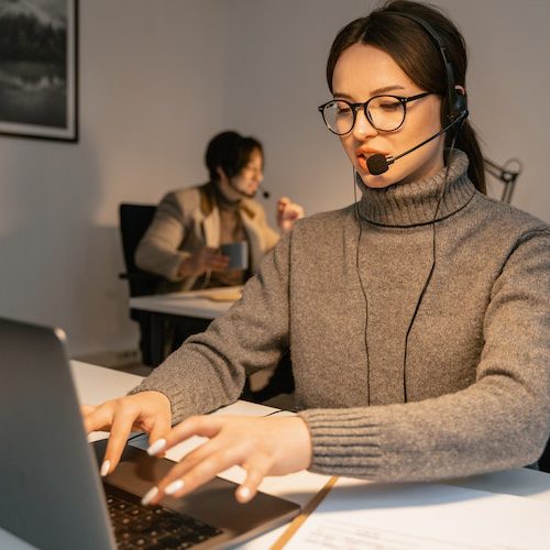 Tech support employee communicating with a client and helping them with problems